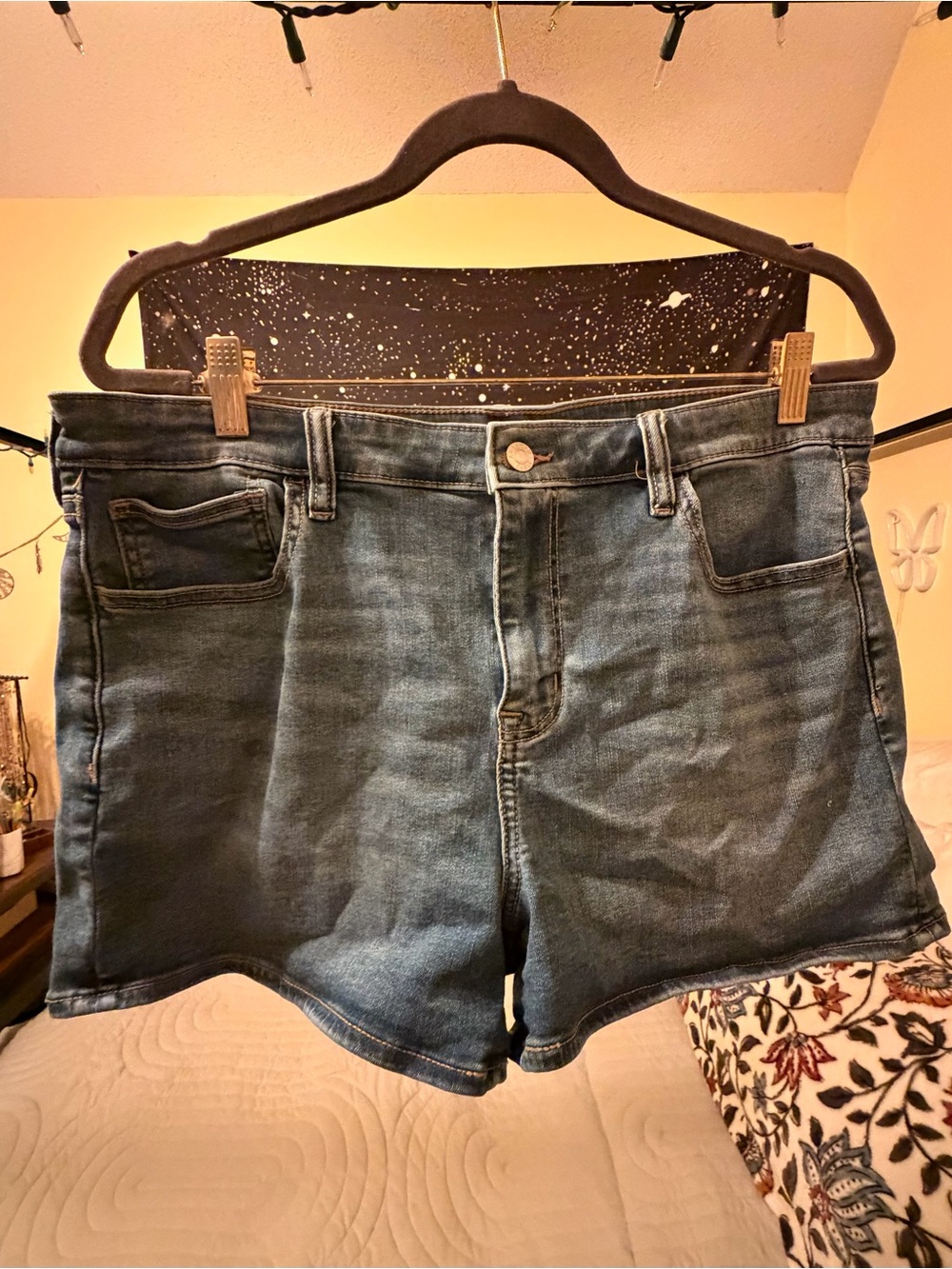American Eagle High-Rise Women's Denim Shorts in Washed Blue